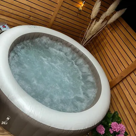 Honey Glamping With Jacuzzi Chalet